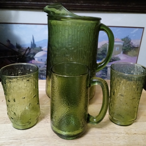 🎋🎉4 Beautiful Green Drinking Items🎍🎊Pitcher,Mug,2 Glasses.🏫 - Picture 4 of 6